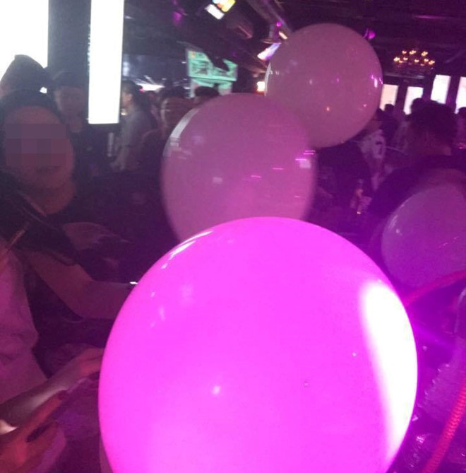 B&oacute;ng cười được giới trẻ sử dụng khi đi bar, uống c&agrave; ph&ecirc;. Ảnh:&nbsp;H&agrave;n Triệt.