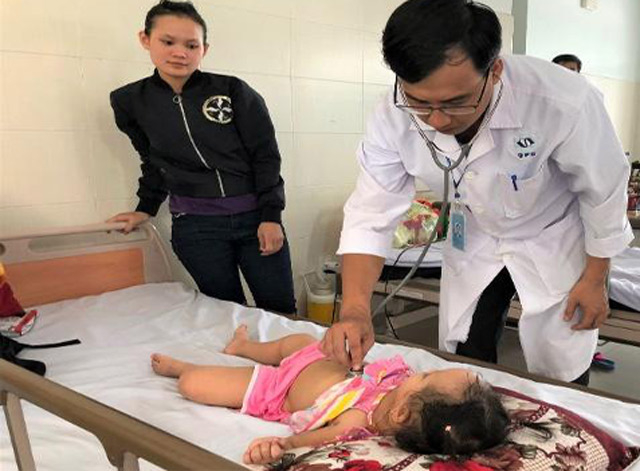 B&aacute;c sĩ&nbsp;Bệnh viện Quảng Ng&atilde;i đang thăm kh&aacute;m cho một trường hợp trẻ bị bệnh tay ch&acirc;n miệng. Ảnh: D&acirc;n Việt