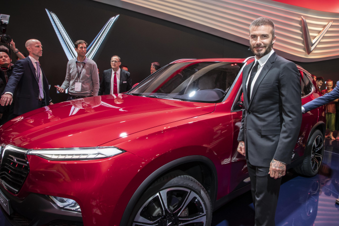C&oacute; mặt tại triển l&atilde;m, &ldquo;biểu tượng của thể thao v&agrave; phong c&aacute;ch&rdquo; David Beckham l&agrave; một trong những người đầu ti&ecirc;n được trải nghiệm hai mẫu xe của VinFast. &ldquo;Hai chiếc xe thật l&agrave; đẹp, nội thất th&igrave; kh&ocirc;ng thể tin được. T&ocirc;i cũng l&agrave; một người bố v&agrave; t&ocirc;i cũng c&oacute; gia đ&igrave;nh, một chiếc xe m&agrave; t&ocirc;i th&iacute;ch phải thực sự thoải m&aacute;i v&agrave; hiện đại. V&agrave; đ&acirc;y r&otilde; r&agrave;ng l&agrave; chiếc xe rất ph&ugrave; hợp&rdquo;, cựu danh thủ của Manchester United hết lời khen ngợi.&nbsp;