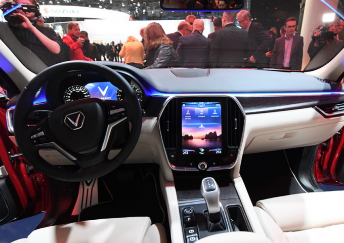 Trang chủ của m&agrave;n h&igrave;nh điều khiển được tối ưu h&oacute;a với chỉ 3 biểu tượng truy cập chức năng ch&iacute;nh v&agrave; biểu tượng thể hiện t&igrave;nh trạng kiểm so&aacute;t nhiệt độ tr&ecirc;n xe.