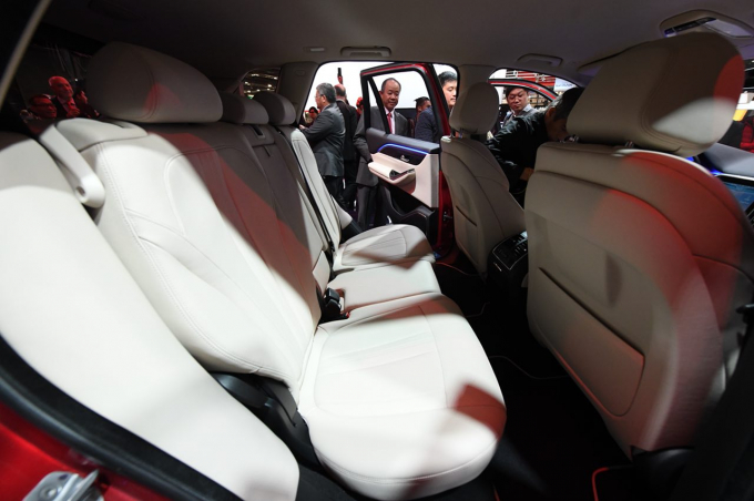 &ldquo;Ch&uacute;ng t&ocirc;i muốn những chiếc xe của m&igrave;nh l&agrave; nơi m&agrave; người ngồi sau v&ocirc; lăng qu&ecirc;n đi mọi mệt mỏi, mỗi h&agrave;nh tr&igrave;nh đi l&agrave;m hay trở về nh&agrave; sẽ l&agrave; khoảng thời gian tuyệt vời nhất trong ng&agrave;y. Mỗi vị tr&iacute;, mỗi chi tiết tr&ecirc;n xe m&agrave; h&agrave;nh kh&aacute;ch chạm tới đều cảm nhận được sự cao cấp qua vật liệu được sử&rdquo;,&nbsp;Gi&aacute;m đốc thiết kế của VinFast - &ocirc;ng David Lyon b&agrave;y tỏ.