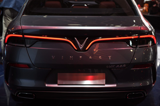 &Ocirc;ng David Lyon cho hay: Cả hai chiếc xe c&oacute; kiểu d&aacute;ng rất ấn tượng v&agrave; tỷ lệ k&iacute;ch thước ho&agrave;n hảo. Ch&uacute;ng t&ocirc;i cố &yacute; đẩy c&aacute;c đ&egrave;n trước v&agrave; lưới tản nhiệt về ph&iacute;a trước để cung cấp một mẫu xe thanh lịch, kiểu d&aacute;ng đẹp, tạo ra cảm gi&aacute;c về động lực ph&iacute;a trước.