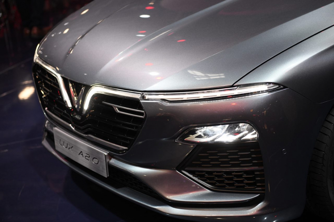 Đ&egrave;n pha được đặt thấp, với đ&egrave;n LED chạy v&agrave; bật c&aacute;c chỉ b&aacute;o ph&iacute;a tr&ecirc;n ch&uacute;ng. &Aacute;nh s&aacute;ng nhiều cấp độ mang đến cho ch&uacute;ng ta c&aacute;i nh&igrave;n rất đẹp, hiện đại. Dọc theo th&acirc;n xe, bạn sẽ t&igrave;m thấy một sự c&acirc;n bằng của c&aacute;c đường gờ nổi v&agrave; mảnh, mang tới cảm gi&aacute;c chặt chẽ, thanh lịch.