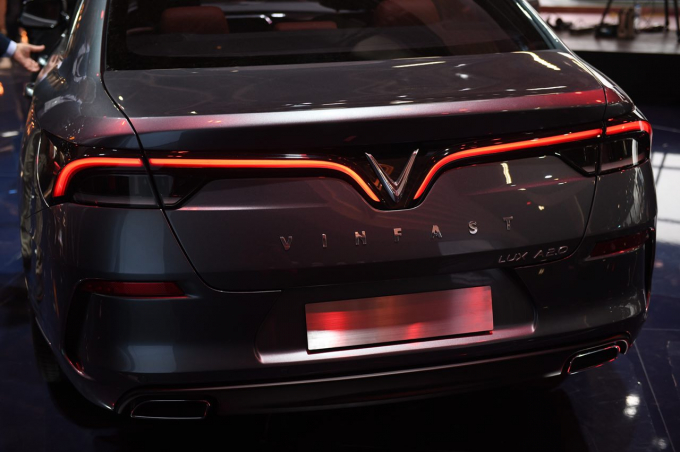 &Ocirc;ng James B.DeLuca &ndash; Tổng gi&aacute;m đốc Nh&agrave; m&aacute;y sản xuất &ocirc; t&ocirc; VinFast: VinFast h&ocirc;m nay rất vinh hạnh được giới thiệu tới qu&yacute; vị th&agrave;nh quả lao động đầy tự h&agrave;o, l&agrave; nỗ lực bất kể ng&agrave;y đ&ecirc;m từ con số 0 của một doanh nghiệp Việt Nam. Nh&acirc;n dịp n&agrave;y, t&ocirc;i gửi lời cảm ơn tới đội ngũ nh&acirc;n sự đầy đam m&ecirc; &amp;amp;amp; nhiệt huyết, tới c&aacute;c đối t&aacute;c t&ecirc;n tuổi &amp;amp;amp; uy t&iacute;n h&agrave;ng đầu thế giới v&agrave; tr&ecirc;n hết t&ocirc;i xin gửi lời cảm ơn tới to&agrave;n thể người d&acirc;n Việt Nam đ&atilde; lu&ocirc;n tin tưởng v&agrave; đồng h&agrave;nh c&ugrave;ng ch&uacute;ng t&ocirc;i.