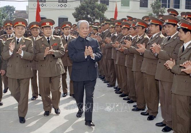 Tổng B&iacute; thư Đỗ Mười thăm Học viện Quốc ph&ograve;ng, ng&agrave;y 21/12/1997. Ảnh: Xu&acirc;n L&acirc;m/TTXVN