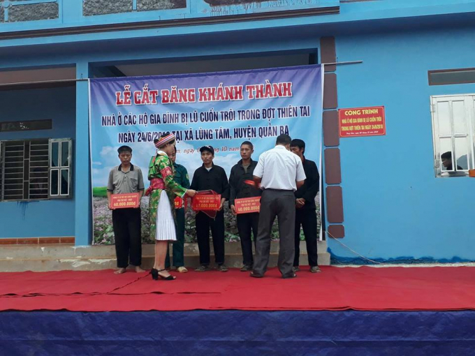 Cũng tại buổi lễ một số tổ chức, c&aacute; nh&acirc;n đ&atilde; tặng qu&agrave; cho c&aacute;c gai đ&igrave;nh bị ảnh hưởng do lũ hồi th&aacute;ng 6 vừa qua. (Ảnh: Ph&agrave;n Gi&agrave;o Họ).