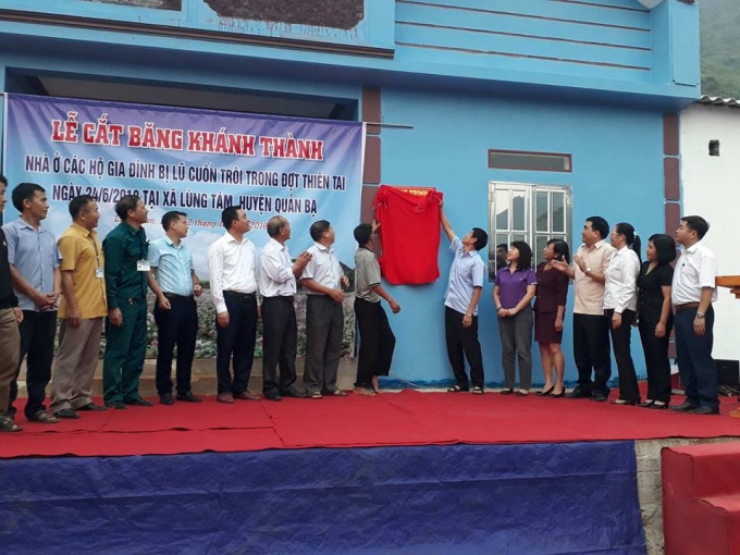 Lễ cắt băng kh&aacute;nh th&agrave;nh c&aacute;c c&ocirc;ng tr&igrave;nh nh&agrave; ở cho người d&acirc;n nơi v&ugrave;ng lũ đi qua. (Ảnh: Ph&agrave;n Gi&agrave;o Họ).