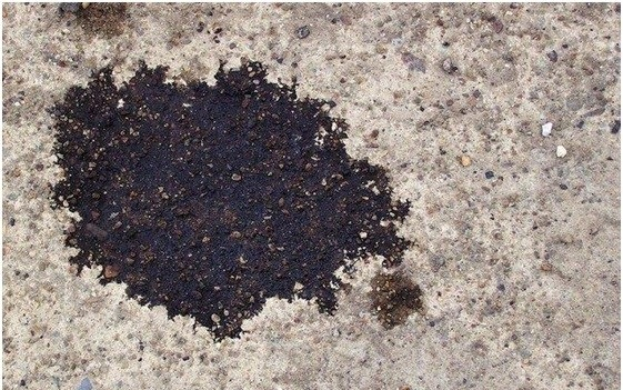 Vết dầu trợ lực l&aacute;i chảy xuống mặt đường