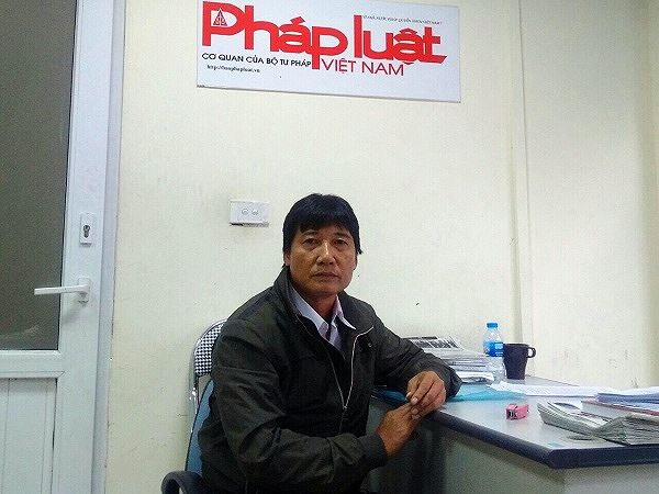 &Ocirc;ng Phạm Thanh B&igrave;nh trao đổi sự việc với ph&oacute;ng vi&ecirc;n.