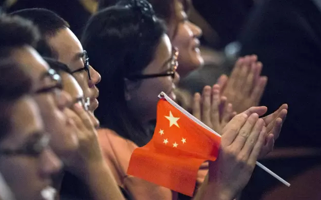 Căng thẳng leo thang, Mỹ c&oacute; thể xem x&eacute;t cấm sinh vi&ecirc;n Trung Quốc sang du học