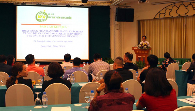 Tiến sĩ L&acirc;m Quốc H&ugrave;ng, Trưởng ph&ograve;ng Gi&aacute;m s&aacute;t Ngộ độc thực phẩm, Cục ATTP - Bộ Y tế b&aacute;o c&aacute;o tại Hội nghị.