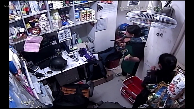 H&igrave;nh ảnh đối tượng cầm dao khống chế nữ nh&acirc;n vi&ecirc;n bị camera ghi lại.