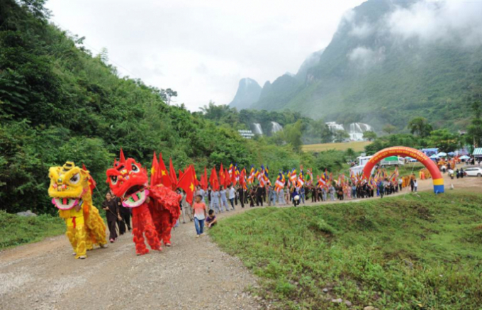 Một trong những h&igrave;nh ảnh tại Lễ hội&nbsp;th&aacute;c Bản Giốc lần thứ I năm 2017.