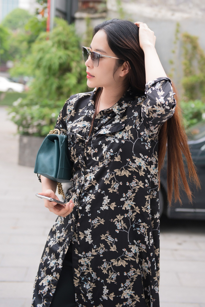 Nam Em lộ diện với th&acirc;n h&igrave;nh mảnh mai, tự l&aacute;i xe đi nhận n&uacute;t bạc Youtube