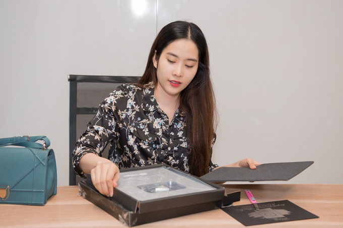 Nam Em lộ diện với th&acirc;n h&igrave;nh mảnh mai, tự l&aacute;i xe đi nhận n&uacute;t bạc Youtube