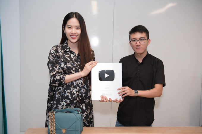 Nam Em lộ diện với th&acirc;n h&igrave;nh mảnh mai, tự l&aacute;i xe đi nhận n&uacute;t bạc Youtube
