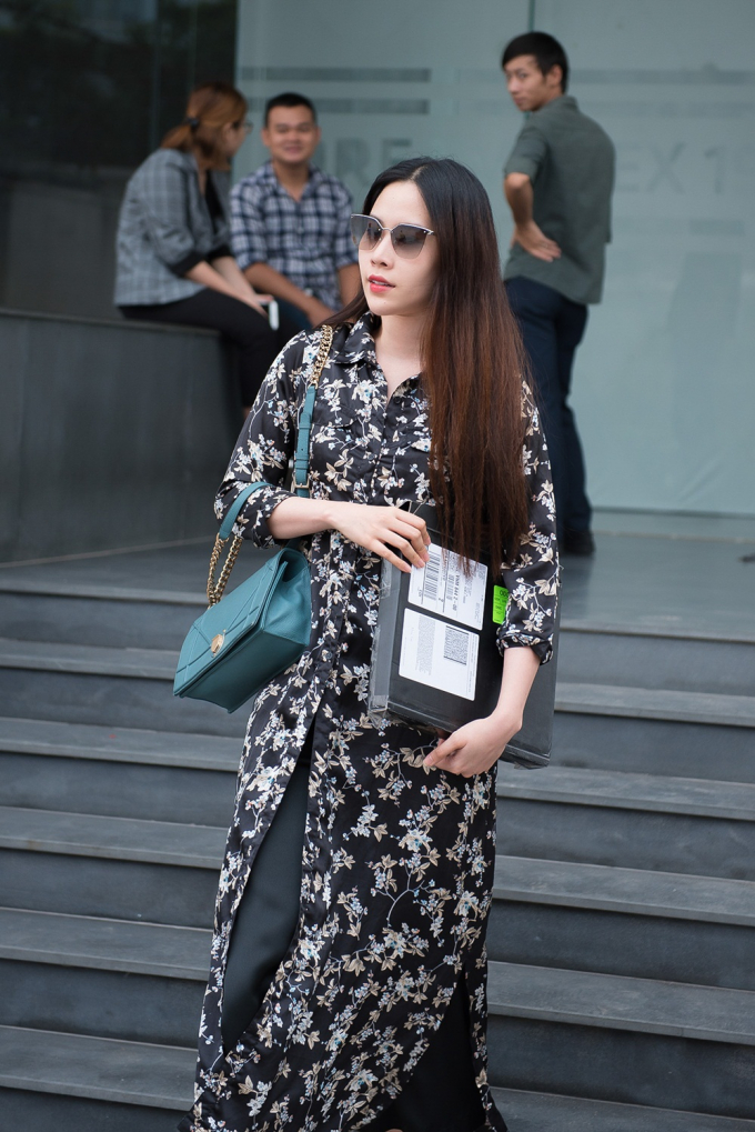 Nam Em lộ diện với th&acirc;n h&igrave;nh mảnh mai, tự l&aacute;i xe đi nhận n&uacute;t bạc Youtube