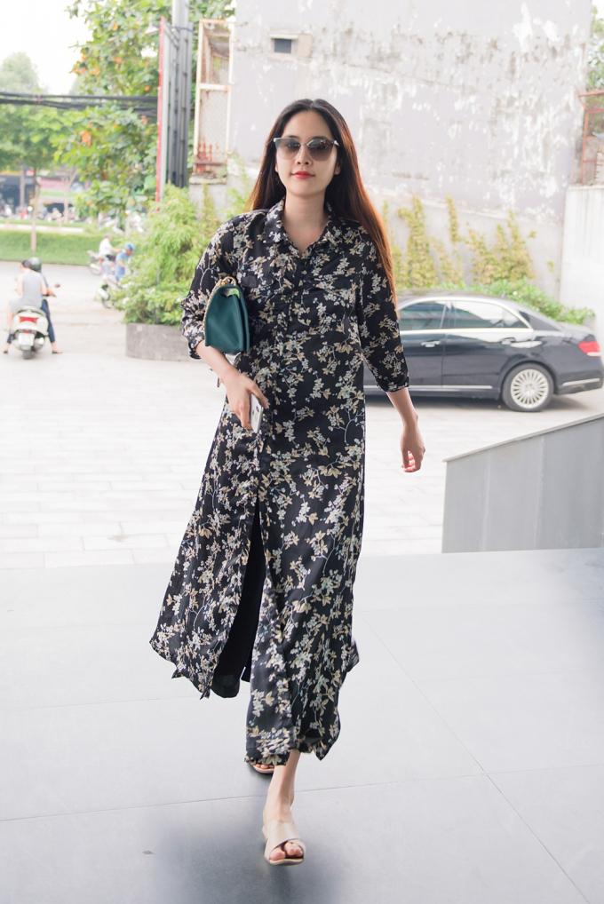 Nam Em lộ diện với th&acirc;n h&igrave;nh mảnh mai, tự l&aacute;i xe đi nhận n&uacute;t bạc Youtube