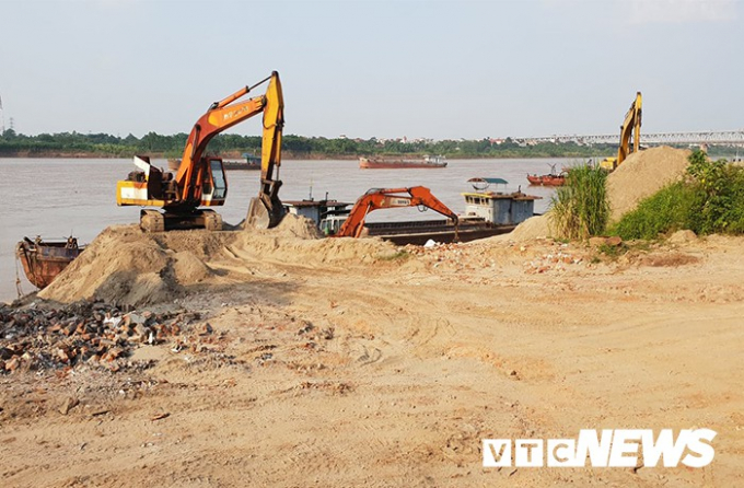 Một g&oacute;c b&atilde;i tập kết c&aacute;t tr&aacute;i ph&eacute;p ven s&ocirc;ng Hồng tr&ecirc;n địa b&agrave;n phường Thụy Phương.