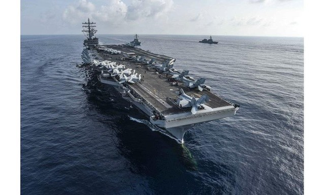 T&agrave;u s&acirc;n bay USS Ronald Reagan của Mỹ tập trận chung với c&aacute;c t&agrave;u Nhật Bản tr&ecirc;n Biển Đ&ocirc;ng hồi th&aacute;ng 8. (Ảnh: US Navy)