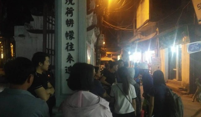 Nhiều người d&acirc;n sinh sống xung quanh khu vực b&agrave;ng ho&agrave;ng về sự việc xảy ra.