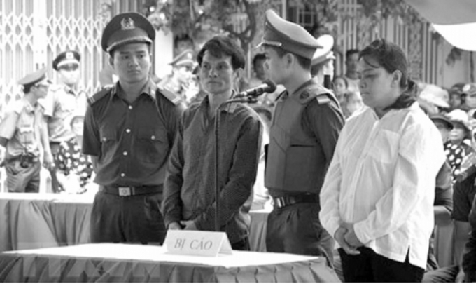 Bị c&aacute;o Nguyễn H&ugrave;ng Dũng v&agrave; L&ecirc; Thị Phương Oanh nghe tuy&ecirc;n &aacute;n.