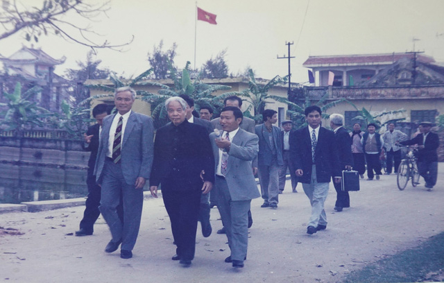 Nguy&ecirc;n Tổng B&iacute; thư Đỗ Mười thăm ch&uacute;c Tết Đảng bộ, nh&acirc;n d&acirc;n x&atilde; Đ&ocirc;ng Mỹ năm 1996.