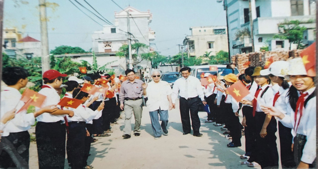 Nguy&ecirc;n Tổng B&iacute; thư Đỗ Mười về x&atilde; Đ&ocirc;ng Mỹ dự Lễ kỷ niệm 80 năm th&agrave;nh lập Chi bộ Đ&ocirc;ng Ph&ugrave; năm 2010.