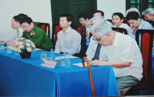 Nguy&ecirc;n Tổng B&iacute; thư Đỗ Mười dự Lễ kỷ niệm 85 năm th&agrave;nh lập Chi bộ Đ&ocirc;ng Ph&ugrave; tại x&atilde; Đ&ocirc;ng Mỹ v&agrave;o ng&agrave;y 15/5/2015.