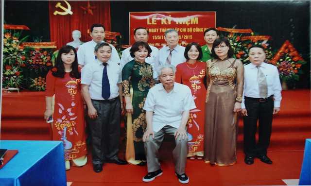 Nguy&ecirc;n Tổng B&iacute; thư Đỗ Mười chụp ảnh lưu niệm với c&aacute;n bộ x&atilde; Đ&ocirc;ng Mỹ tại Lễ kỷ niệm 85 năm ng&agrave;y th&agrave;nh lập Chi bộ Đ&ocirc;ng Ph&ugrave;.