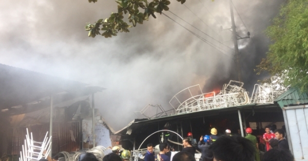 Huế: Lửa bao trùm nhà máy trên đường Nguyễn Khoa Chiêm