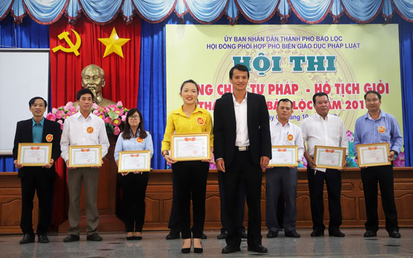 Ban tổ chức trao giải cho c&aacute;c thi sinh tham gia hội thi.