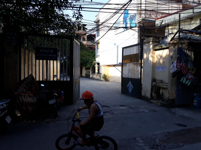 Cổng b&ecirc;n ngo&agrave;i treo biển t&ecirc;n c&ocirc;ng ty. Ảnh: T&uacute; Anh