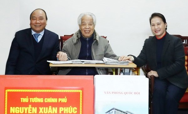 Thủ tướng Nguyễn Xu&acirc;n Ph&uacute;c v&agrave; Chủ tịch Quốc hội Nguyễn Thị Kim Ng&acirc;n đến thăm, ch&uacute;c thọ nguy&ecirc;n Tổng B&iacute; thư Đỗ Mười dịp xu&acirc;n Mậu Tuất vừa qua.