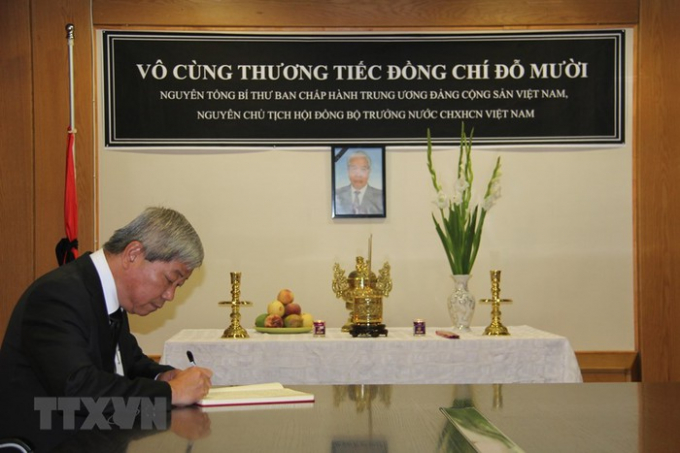 Lễ viếng v&agrave; mở sổ tang nguy&ecirc;n Tổng B&iacute; thư Đỗ Mười tại Israel. Đại sứ Việt Nam tại Israel Cao Trần Quốc Hải ghi sổ tang. (Ảnh: Việt Thắng/TTXVN)