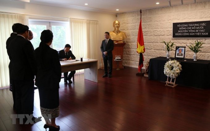 Lễ viếng v&agrave; mở sổ tang nguy&ecirc;n Tổng B&iacute; thư Đỗ Mười tại Australia. Đại sứ L&agrave;o tại Australia Sisavath Inphachanh đến viếng v&agrave; ghi sổ tang. (Ảnh: Kh&aacute;nh Linh/TTXVN)
