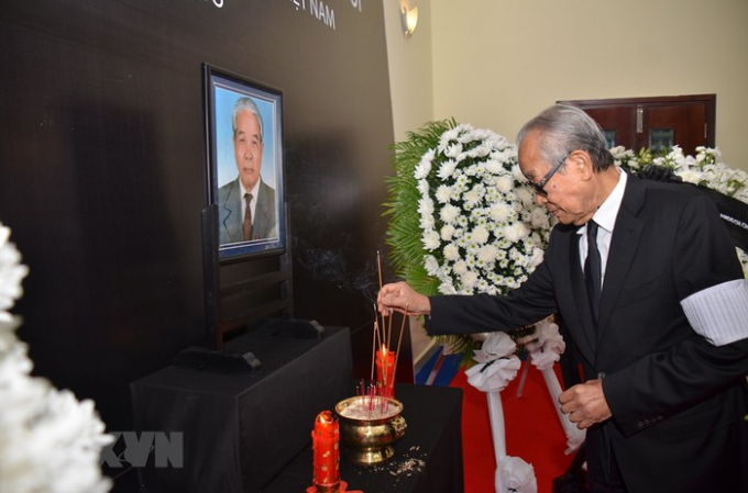 Lễ truy điệu, mở sổ tang v&agrave; viếng nguy&ecirc;n Tổng B&iacute; thư Đỗ Mười tại Campuchia. Ph&oacute; Thủ tướng, Bộ trưởng Bộ Ho&agrave;ng cung Campuchia, Samdech Kong Sam Ol đến viếng, chuyển thư TTXVN)