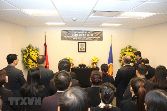 C&aacute;n bộ, nh&acirc;n vi&ecirc;n Ph&aacute;i đo&agrave;n Đại diện Thường trực Việt Nam tại Li&ecirc;n hợp quốc viếng nguy&ecirc;n Tổng B&iacute; thư Đỗ Mười. (Ảnh: Ho&agrave;i Thanh/TTXVN)