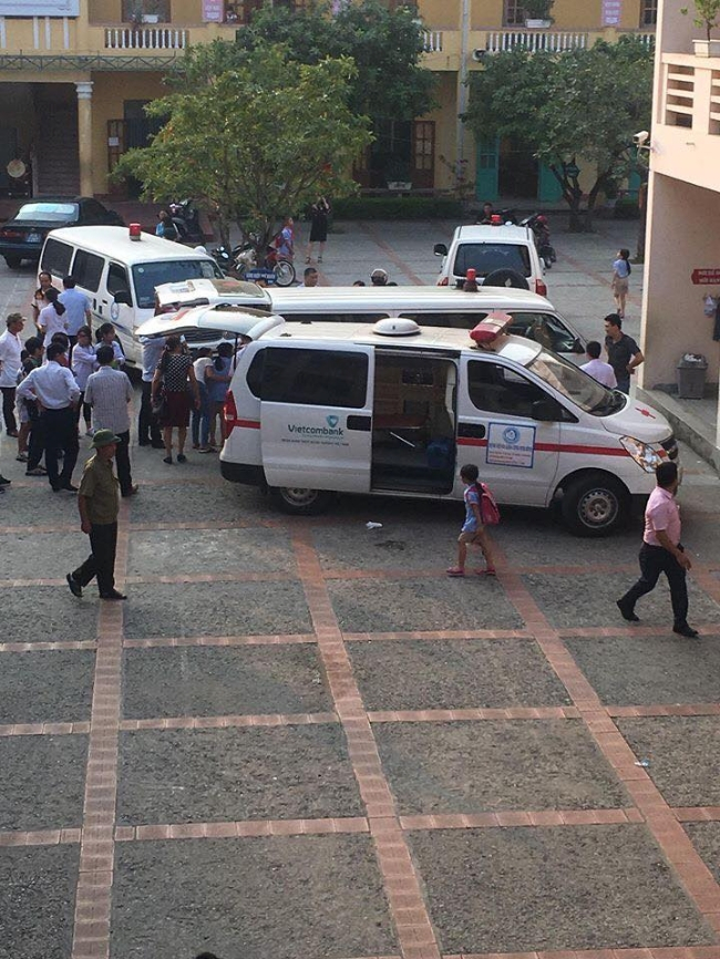 Lực lượng y b&aacute;c sỹ đưa c&aacute;c em học sinh đi cấp cứu.