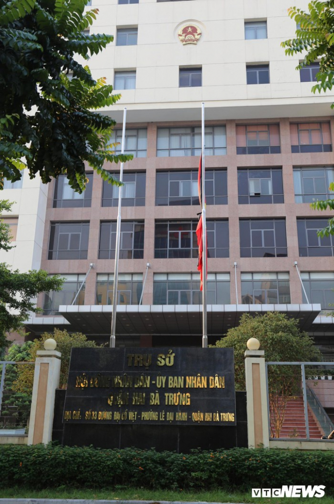 Ngay trong ng&agrave;y đầu Quốc tang, cờ rủ được treo từ sớm tại trụ sở UBND quận Hai B&agrave; Trưng, H&agrave; Nội.