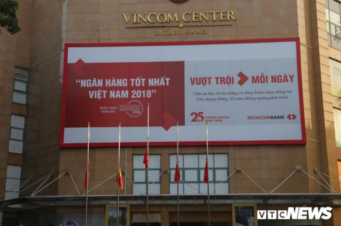 Cờ rủ được treo tại t&ograve;a nh&agrave; Vincom B&agrave; Triệu, H&agrave; Nội.