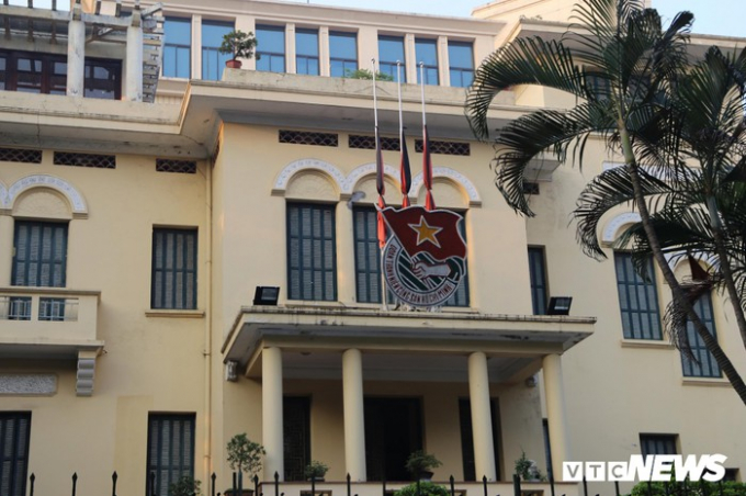 Cờ rủ treo tại trụ sở Đo&agrave;n TNCS Hồ Ch&iacute; Minh tr&ecirc;n đường Trần Hưng Đạo, H&agrave; Nội.