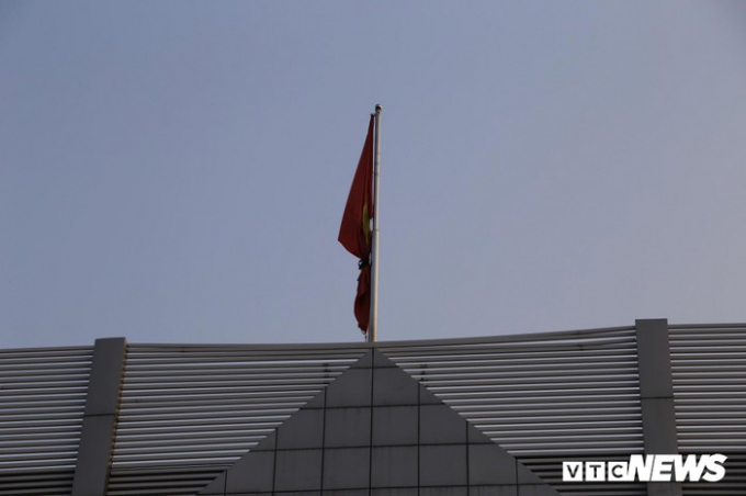 Cơ quan, c&ocirc;ng sở H&agrave; Nội treo cờ rủ Quốc tang nguy&ecirc;n Tổng B&iacute; thư Đỗ Mười