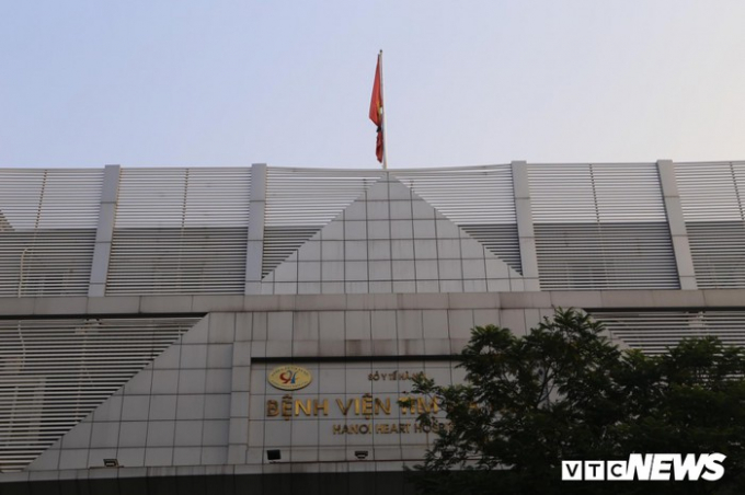 Bệnh viện Tim H&agrave; Nội cũng treo cờ rủ tưởng nhớ nguy&ecirc;n Tổng B&iacute; thư Đỗ Mười.