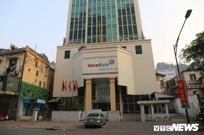 Trong thời gian n&agrave;y, tất cả c&aacute;c cơ quan, c&ocirc;ng sở, nơi nơi c&ocirc;ng cộng treo cờ rủ v&agrave; ngừng tất c&aacute;c cả hoạt động vui chơi, giải tr&iacute;.