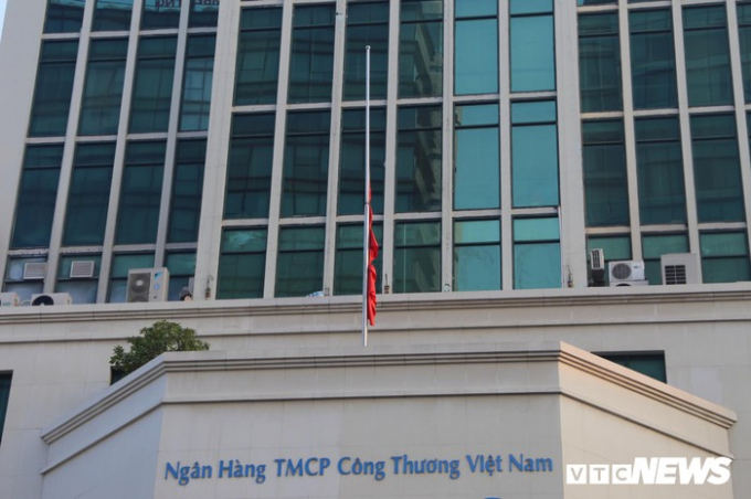 Cơ quan, c&ocirc;ng sở H&agrave; Nội treo cờ rủ Quốc tang nguy&ecirc;n Tổng B&iacute; thư Đỗ Mười