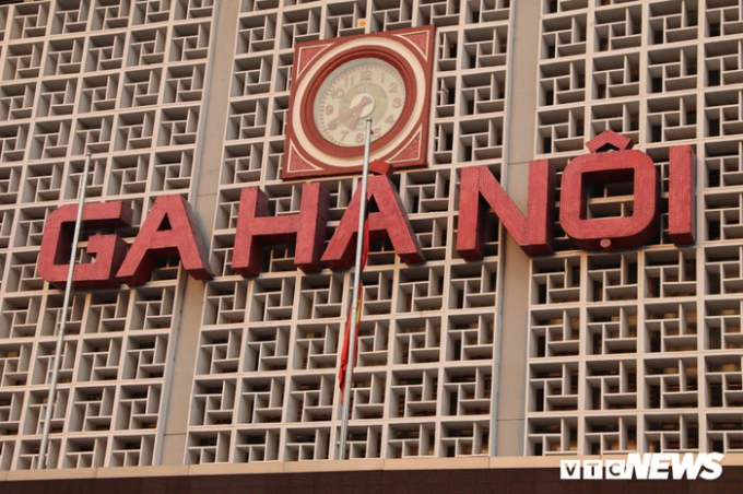 Cờ rủ c&oacute; dải băng tang sẽ được treo trong 2 ng&agrave;y Quốc tang để tưởng nhớ nguy&ecirc;n Tổng B&iacute; thư Đỗ Mười.