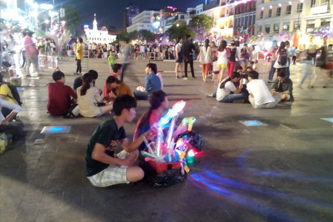 Người b&aacute;n h&agrave;ng rong tr&ecirc;n phố đi bộ Nguyễn Huệ (quận 1, TPHCM). Ảnh: M.Q