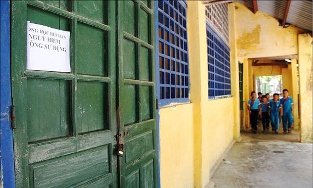Tại Trường Tiểu học Trường An, nhiều ph&ograve;ng học phải kh&oacute;a tr&aacute;i cửa, d&aacute;n th&ocirc;ng b&aacute;o nguy hiểm.