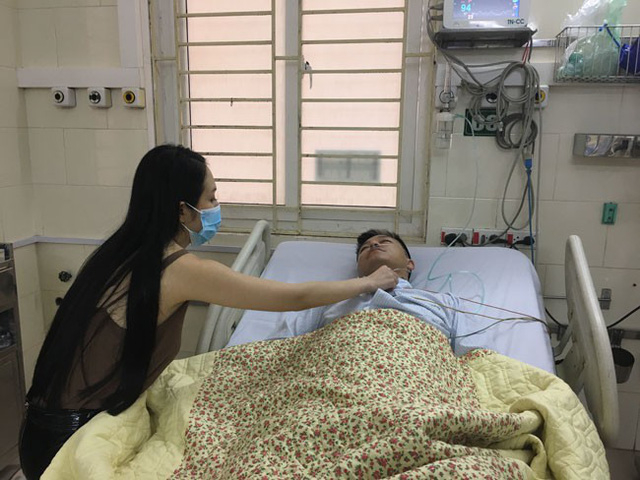 Thu Hương, b&agrave; x&atilde; Tuấn Hưng chăm s&oacute;c chồng tại bệnh viện. C&ocirc; cho biết, chồng m&igrave;nh suy sụp v&agrave; kh&oacute;c rất nhiều khi liveshow đ&uacute;ng ng&agrave;y sinh nhật bị hủy s&aacute;t giờ diễn.